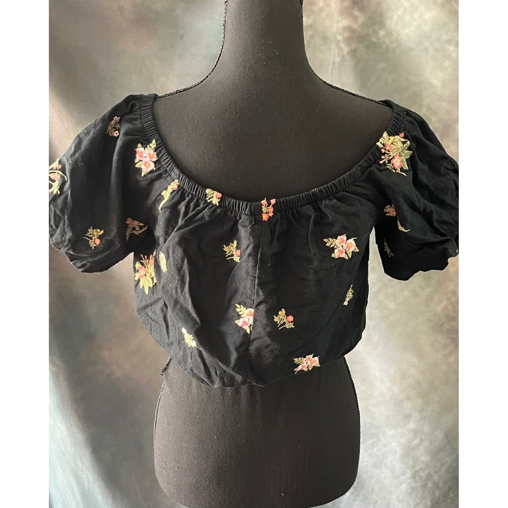 American Eagle Black Floral Embroidered Off Shoulder Crop Top Blouse Size Small - Picture 3 of 8